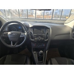 フォード Focus 2017年式 ハッチバック EcoBoost 125 マニュアル スーパートレンド スマートドライブ(中古車)